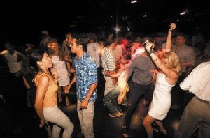 Bares de copas y discotecas pierden hasta un 35% de ventas en las zonas turísticas de Catalunya