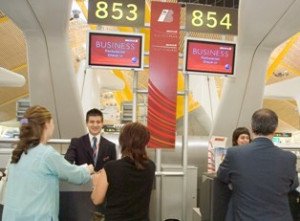 Más de 800 pasajeros usan diariamente el "Fast Track" de Iberia en la T4
