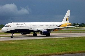 Monarch Airlines busca director