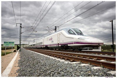 Aviones y trenes vuelven a la normalidad en Málaga y Valencia