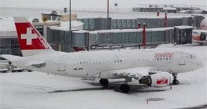 La nieve cierra cuatro aeropuertos europeos y el viento afecta el de La Palma