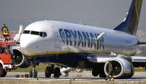 Ryanair advierte que no montará al avión al pasajero que no tenga tarjeta de embarque