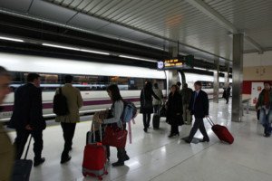 El 42% del AVE Madrid-Barcelona lo venden las agencias de viajes 