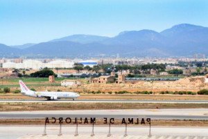 Los trabajadores de Aena de Son Sant Joan se manifiestan contra la privatización