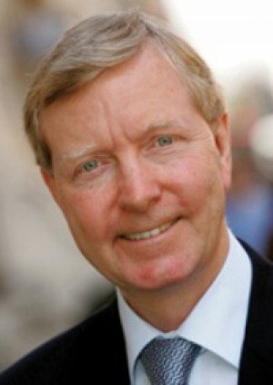 John McEwan renueva como presidente de ABTA