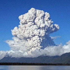 La nube volcánica provoca la cancelación de 250 vuelos en Reino Unido