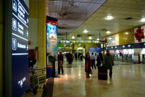 La falta de puntualidad en los aeropuertos abre el conflicto entre Aena y las aerolíneas