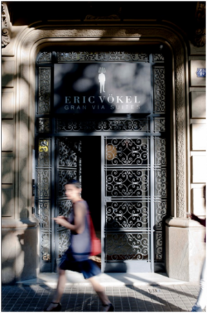 Eric Vökel inaugura un edificio de apartamentos en Barcelona