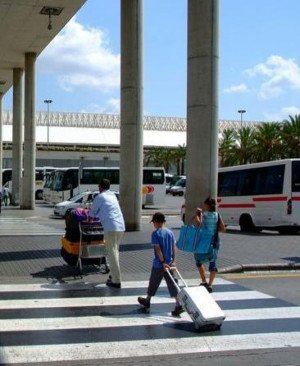 La huelga de autobuses turísticos provoca cancelaciones y el rechazo del sector
