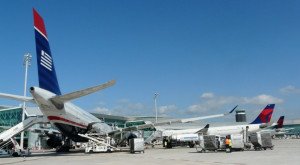 Barajas y El Prat tendrán un nuevo servicio regulado para el estacionamiento de aviones