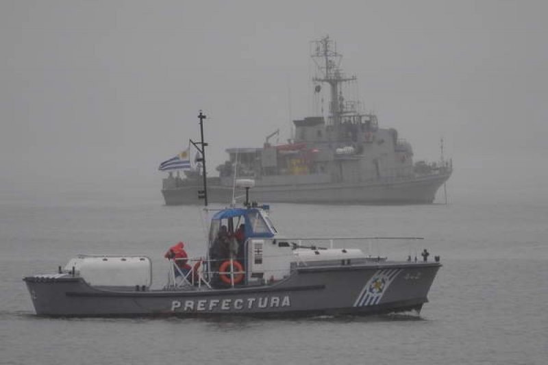 Naves de la Armada y Prefectura patrullan las costas de Punta del Este