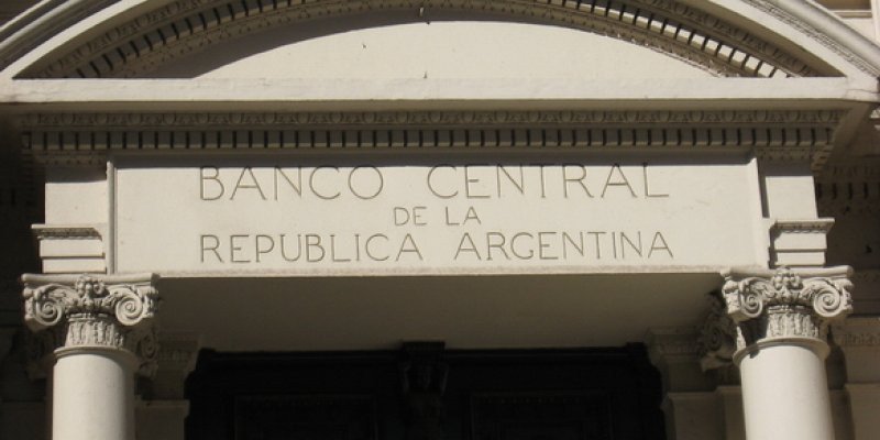 Argentina restringirá la compra de dólares a agencias de viajes