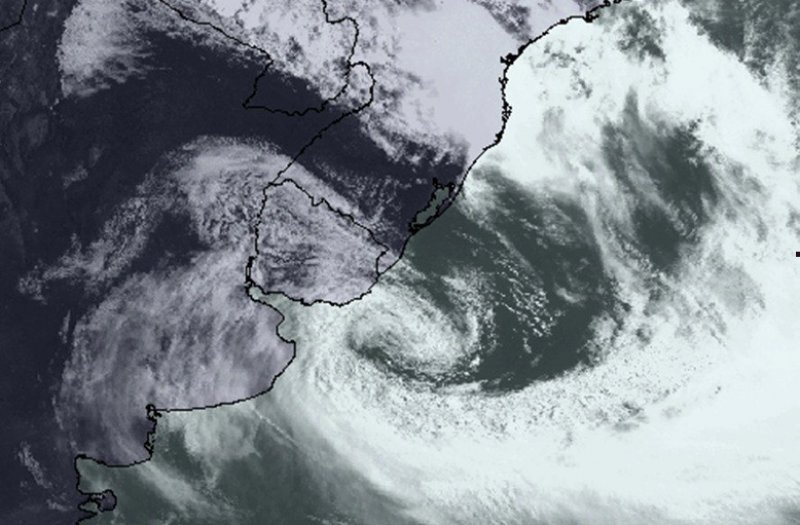 Foto satelital del ciclón extratropical frente a las costas de Uruguay