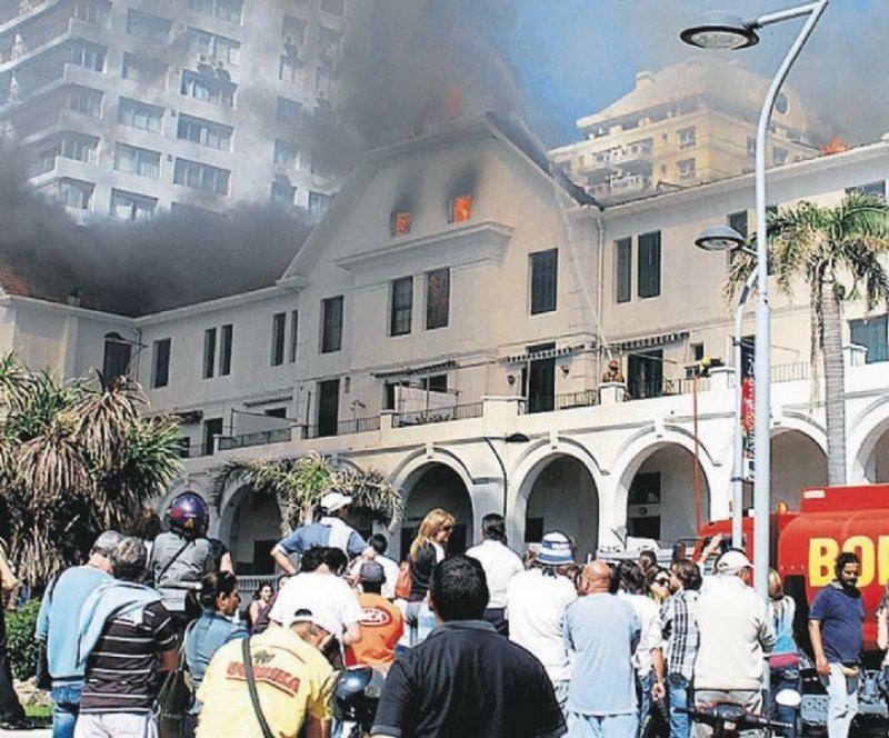 El edificio Biarritz en llamas. Foto: Ricardo Figueredo, diario El País
