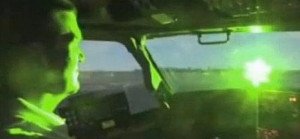 Pilotos denuncian miles de ataques con punteros laser en plena maniobra según el FBI