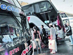 Gobierno argentino controlará que empresas de ómnibus no aumenten tarifas en vacaciones y feriados
