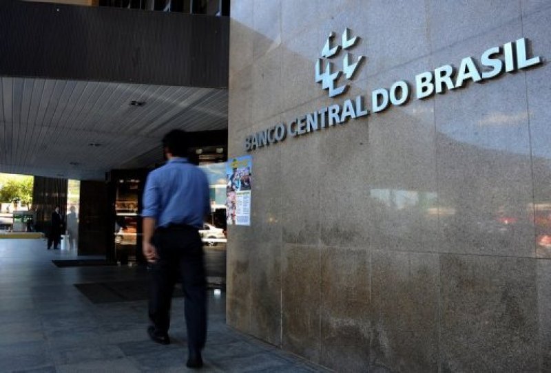 Banco Central de Brasil cambia las normas para frenar alza del dólar.