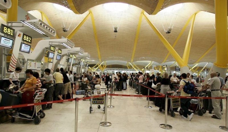 Aeropuertos Madrid-Barajas incorpora máquinas para autocheck-in (Foto: EFE).