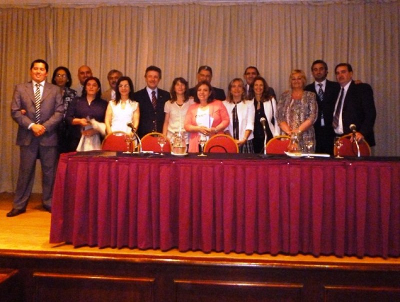 Integrantes del Conglomerado de Turismo junto a la ministra de Turismo, Liliám Kechichian, y la intendenta de Montevideo, Ana Olivera