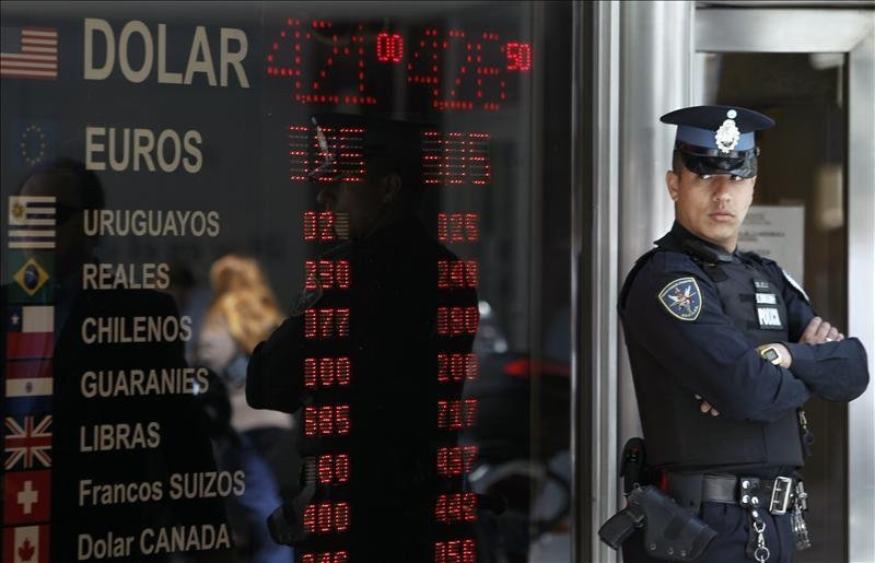 Pesos uruguayos y reales, las monedas más compradas por turistas argentinos.