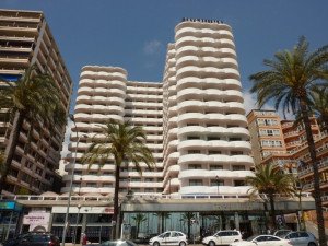 Los estudiantes confinados abandonan el hotel de Palma rumbo a Valencia