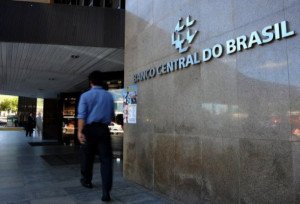 Brasil cambia las normas para frenar alza del dólar