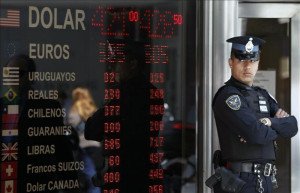 Pesos uruguayos y reales, las monedas más compradas por turistas argentinos