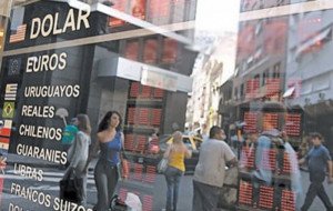 Argentinos perdieron 32,8% de poder de compra en Uruguay
