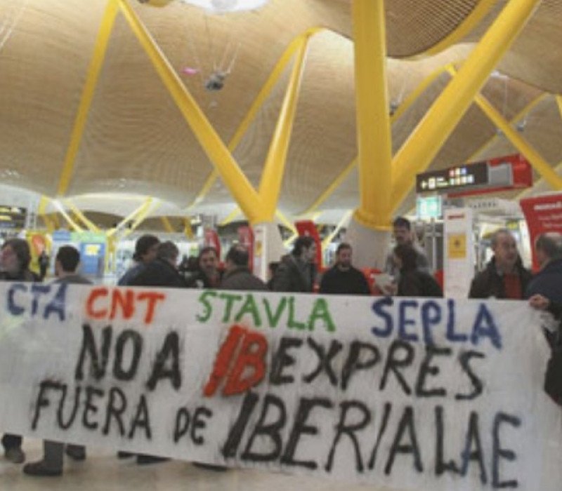 Sindicatos de Iberia no descartan movilizaciones si no avanza la negociación. En la foto, una de las protestas realizadas el año pasado en la T4 por la creación de Iberia Express.