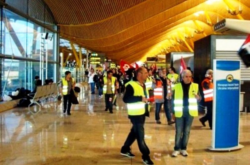 Empleados de limpieza de las terminales de Barajas durante una movilización (foto de archivo).
