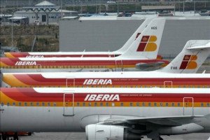 Pilotos de Iberia plantean una reducción salarial del 26% y recorte del 10% de la plantilla