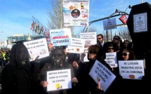 Trabajadores de Iberia se manifiestan en Fitur en defensa de la aerolínea y el turismo