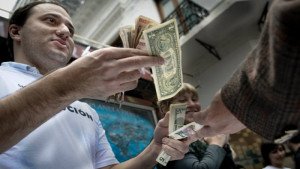 Argentina: precio del dolar paralelo aumentó más del 10% en enero
