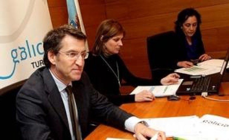 El presidente de Galicia, Alberto Núñez Feijóo, y la secretaria general de Turismo, Nava Castro, en la constitución de la Agencia de Turismo de Galicia.