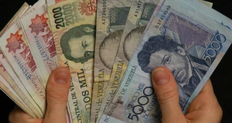 Venezuela devalúa 31,7% su moneda frente al dólar