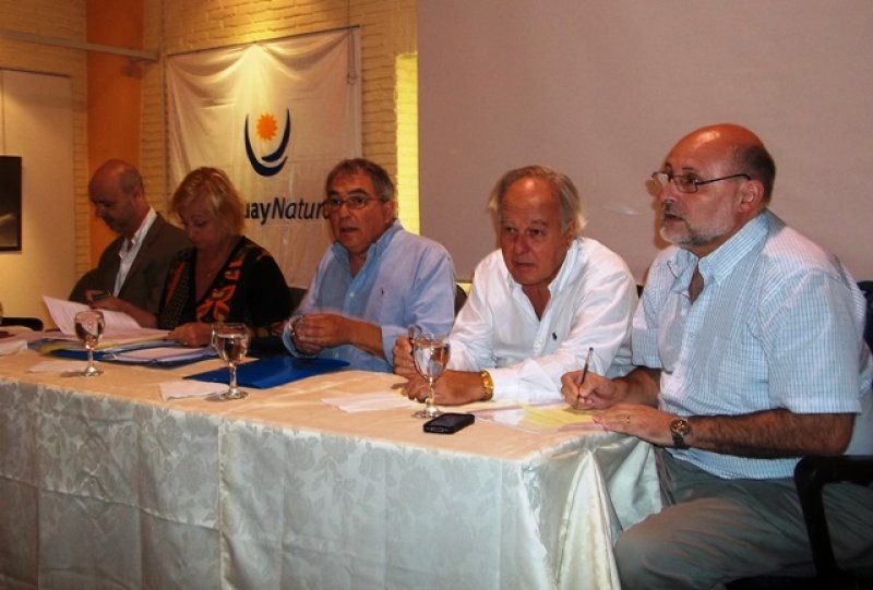 Jerarcas del Ministerio de Turismo junto a la directiva de la Cámara Uruguaya de Turismo