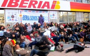 Sindicatos de Iberia califican el ERE de "fraude" y piden la mediación del Gobierno