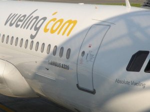 Vueling anula casi el 30% de su programación por la huelga en Iberia