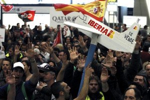 Sindicatos de Iberia advierten que convocarán paros en Semana Santa si no hay acuerdo