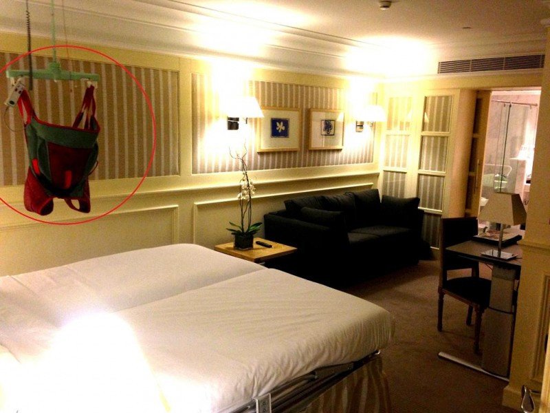 Imagen de la habitación de tipo A, donde se puede apreciar la grúa sobre la cama.