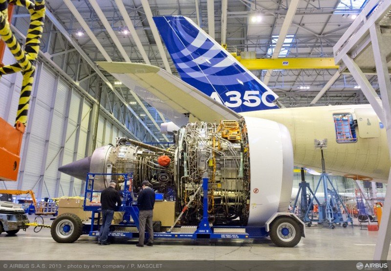 El A350 XWB está casi listo para sus vuelos de prueba. Airbus le ha instaldo los dos motores Trent XWB.   
