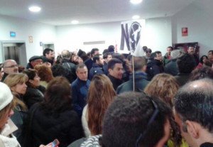  Cientos de trabajadores de Iberia protestan frente a Fomento la firma de la propuesta