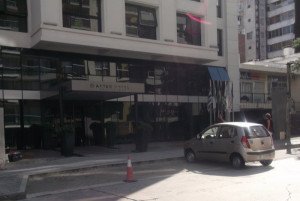 Hotelero de Montevideo reclama por multas a autos en la puerta de su establecimiento