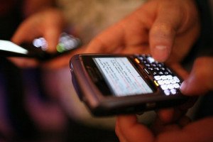 Empleados de bares y restaurantes en Uruguay no podrán usar su celular en el trabajo
