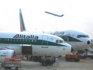 Alitalia, multada con casi 100.000 € “por engañar a los pasajeros”