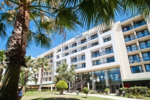 Los hoteles Oasis de Isla Cristina e Islantilla reabrirán gestionados por la cadena Asur