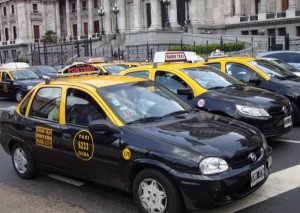 Fijan el mínimo de trabajadores necesarios para los taxis de Argentina
