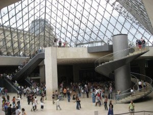 Los empleados del Louvre cierran el museo agobiados por los carteristas