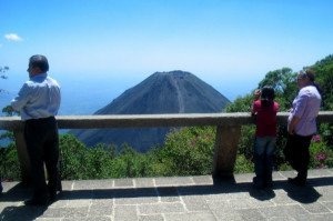 El Salvador espera US$ 800 millones por turismo en 2013