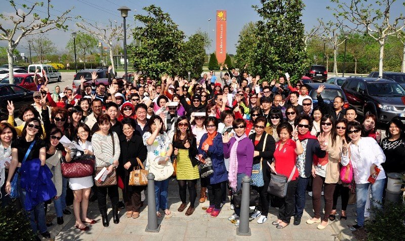 Un grupo de turistas chinos en el centro comercial La Roca Village, Barcelona.
